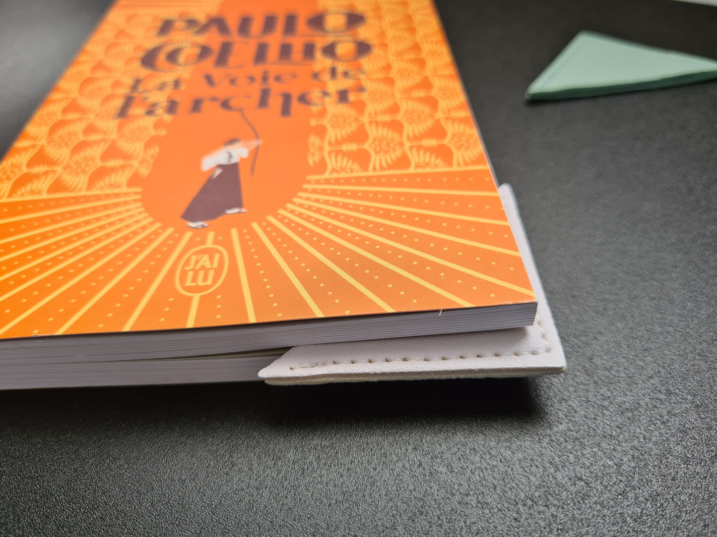 Marque page simili cuir en forme d'angle