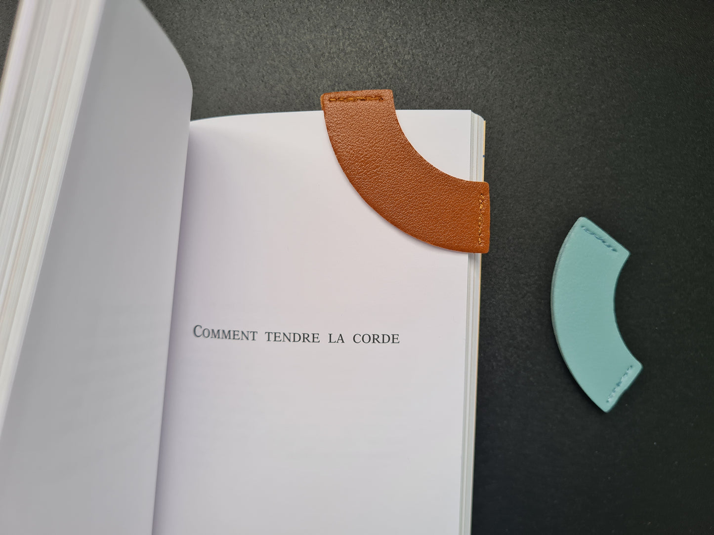 Marque page simili cuir en forme d'arc arrondi