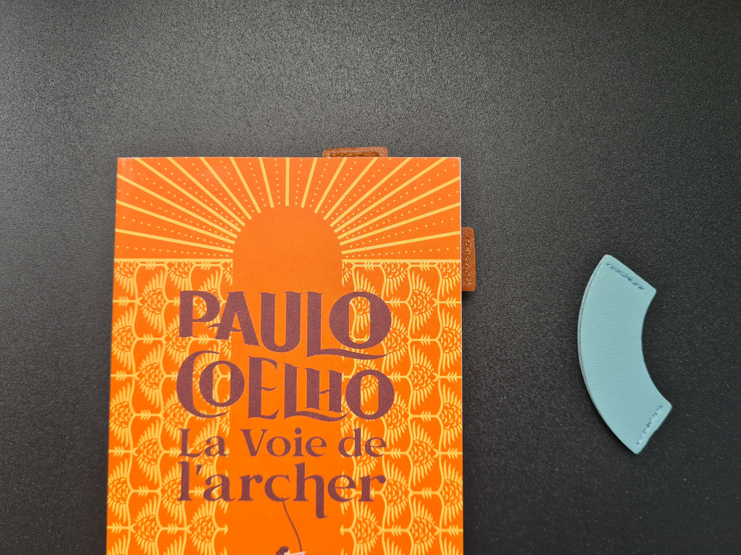 Marque page simili cuir en forme d'arc arrondi