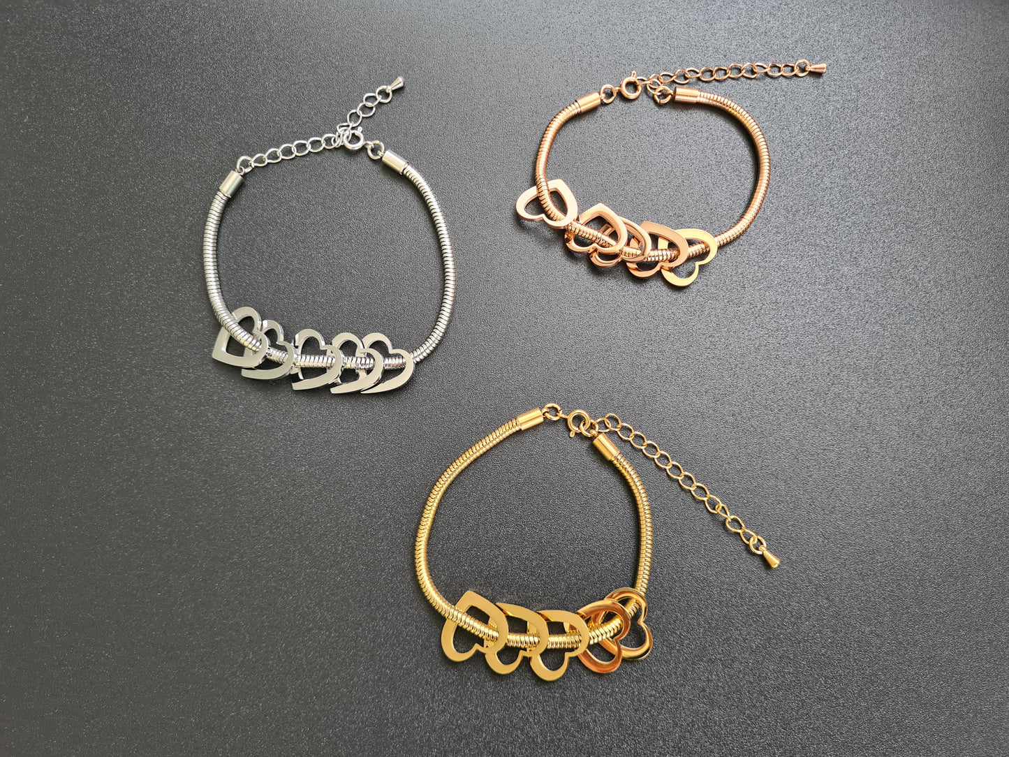 Bracelet maille serpent avec 5 breloques coeurs vides