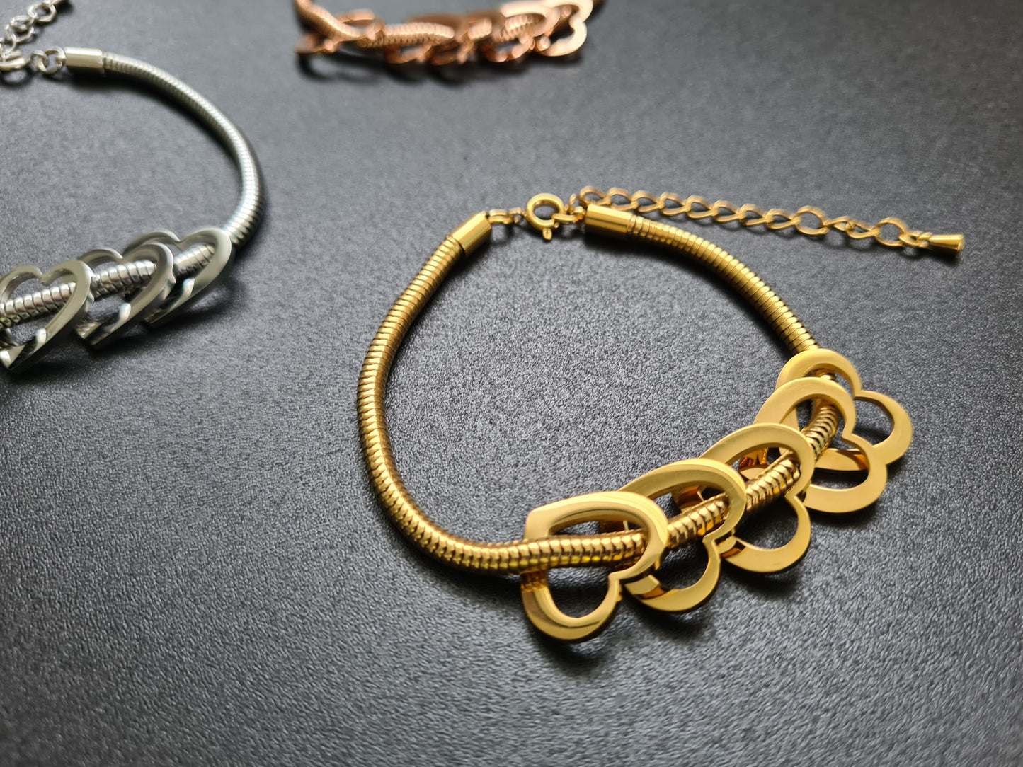 Bracelet maille serpent avec 5 breloques coeurs vides