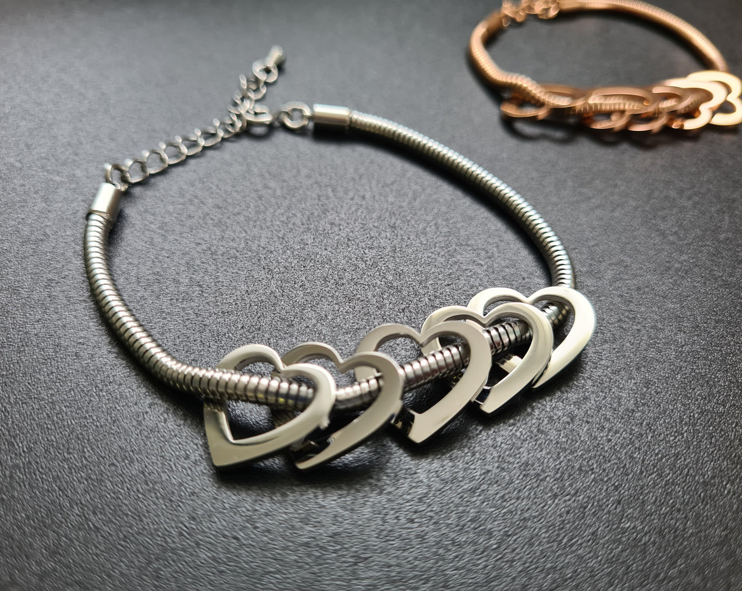 Bracelet maille serpent avec 5 breloques coeurs vides