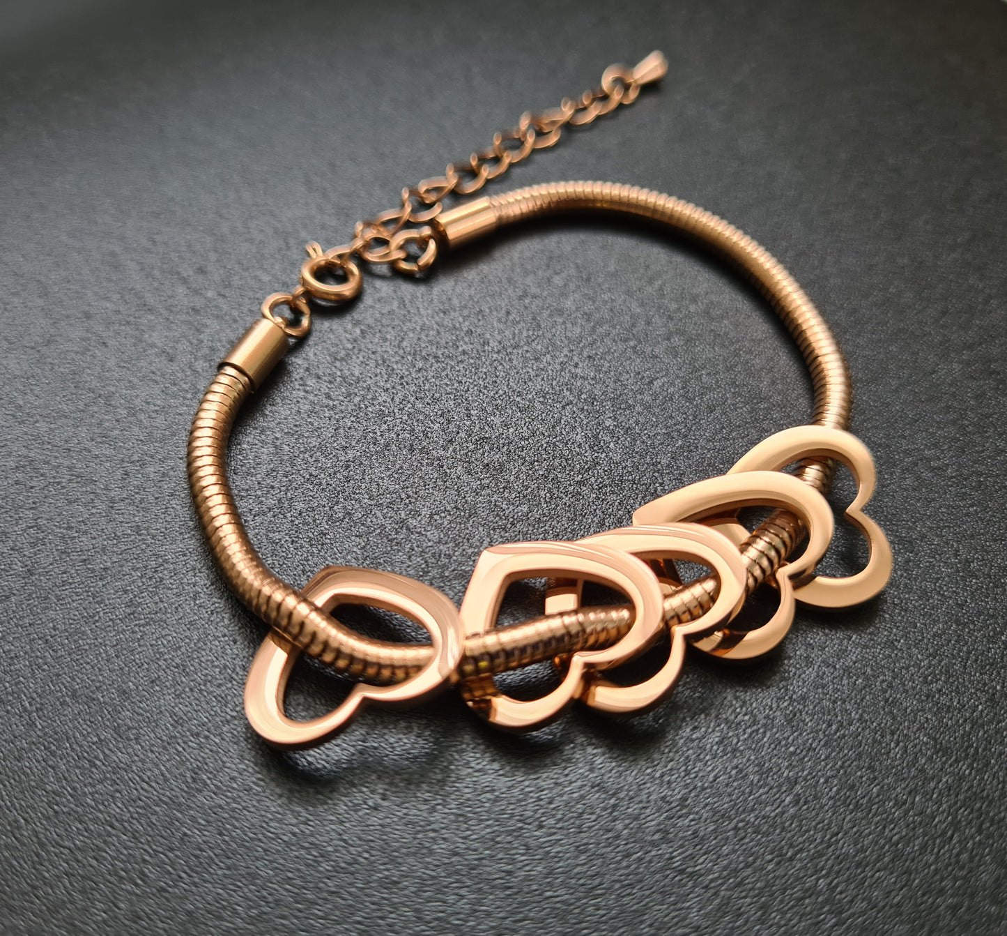Bracelet maille serpent avec 5 breloques coeurs vides