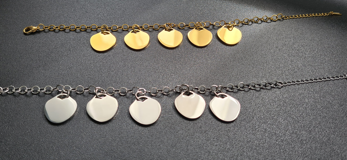 Bracelet grosse maille avec 5 breloques coeurs pleins