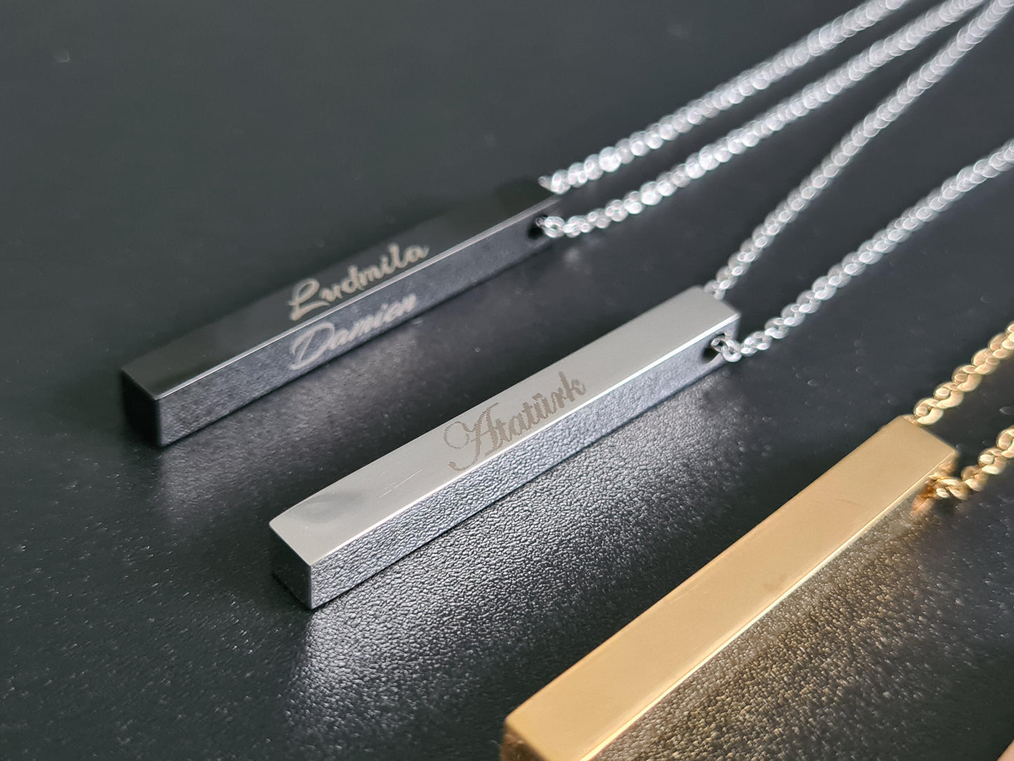 Collier pendentif pilier de 40x5 mm + chaîne fine