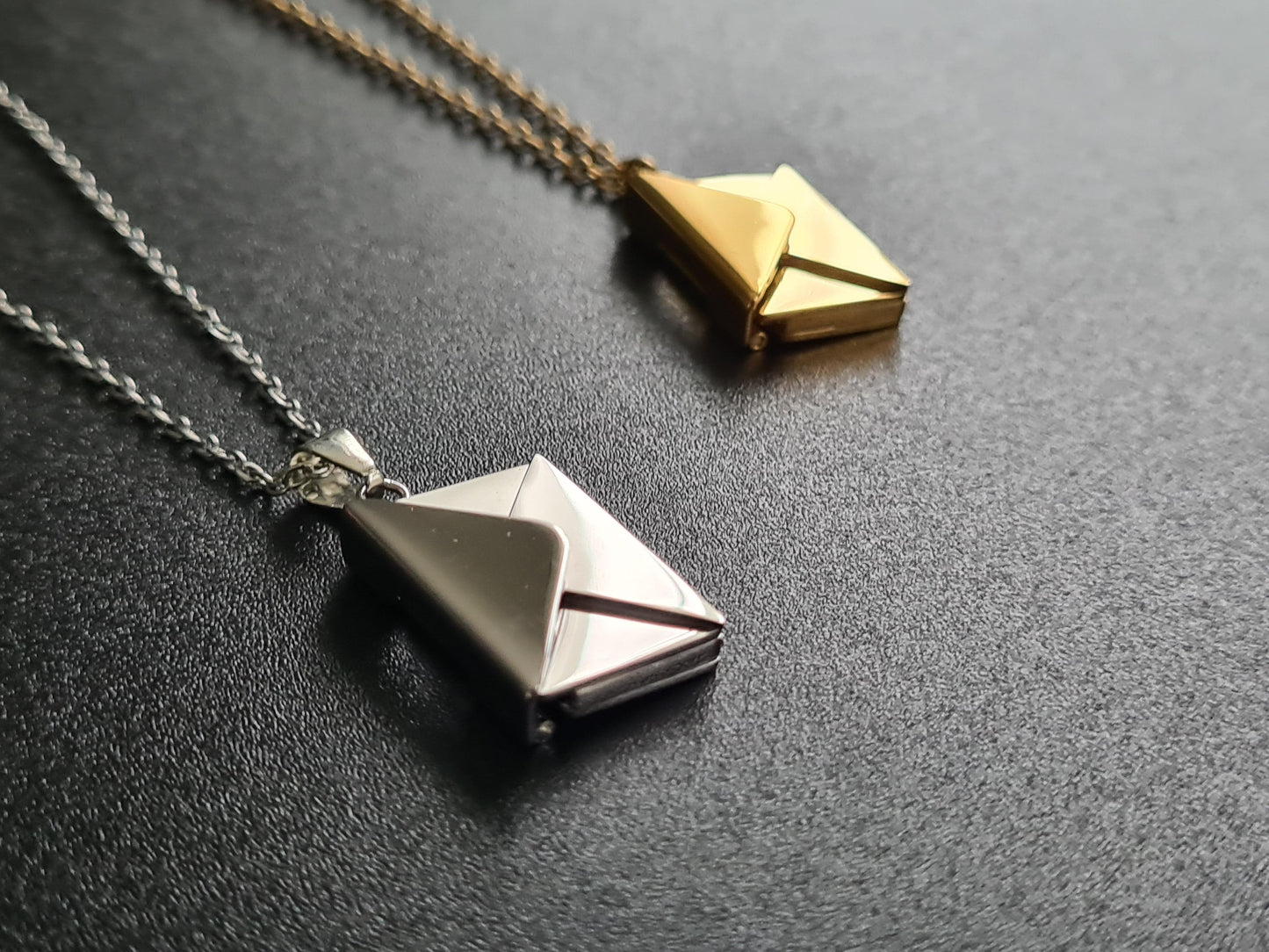 Collier enveloppe avec lettre à graver